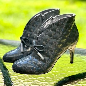 Hot in Hollywood Faux Patent Gray Quilted Ankle Booties - New in Box